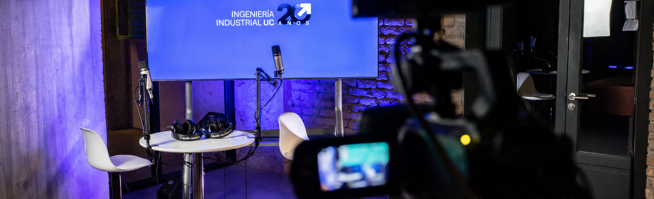 Set de podcast corporativo en locación